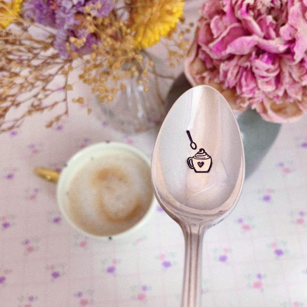 Cuillère à dessert gravée vintage : Chaï latte ♥ (mug) (+ manche gravé) (manche aléatoire)