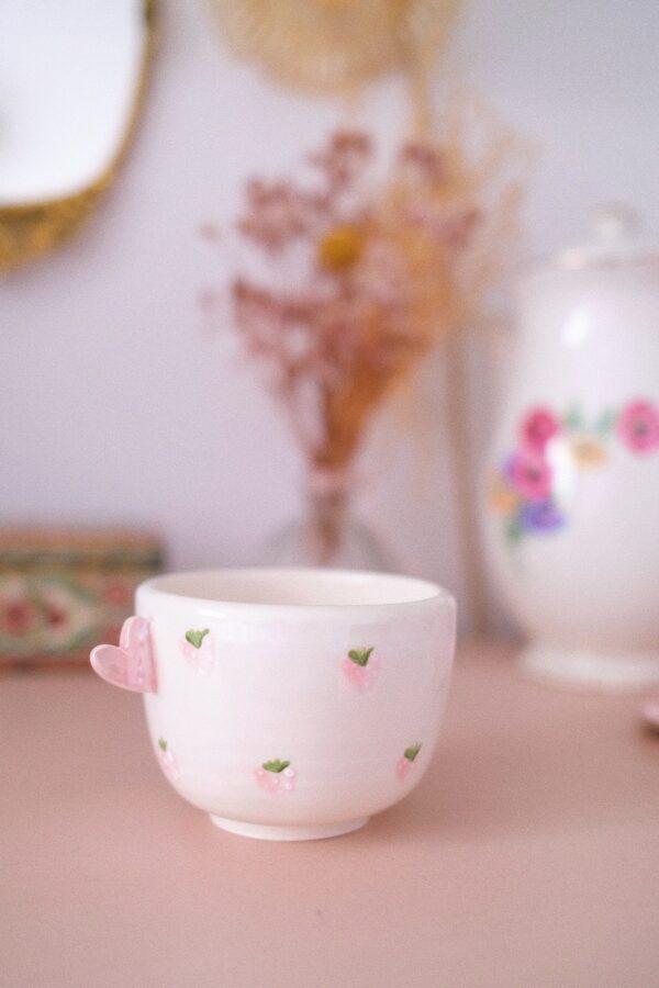 tasse en faïence petites fraises et coeur rose nacré taille M