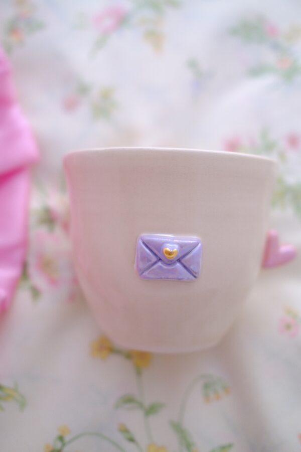 Petite tasse à latte - enveloppe violette et coeur rose en nacre (fissure émail = petit prix ♡)