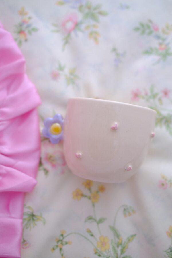 Petite tasse à latte - anse fleur violette et coeurs roses nacrés (petite fissure de l'émail = petit prix)