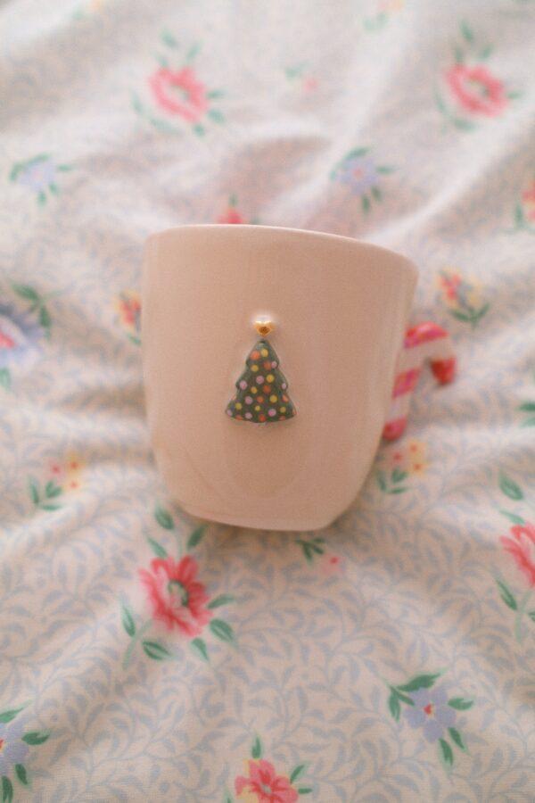 Tasse de Noël imparfaite en faïence