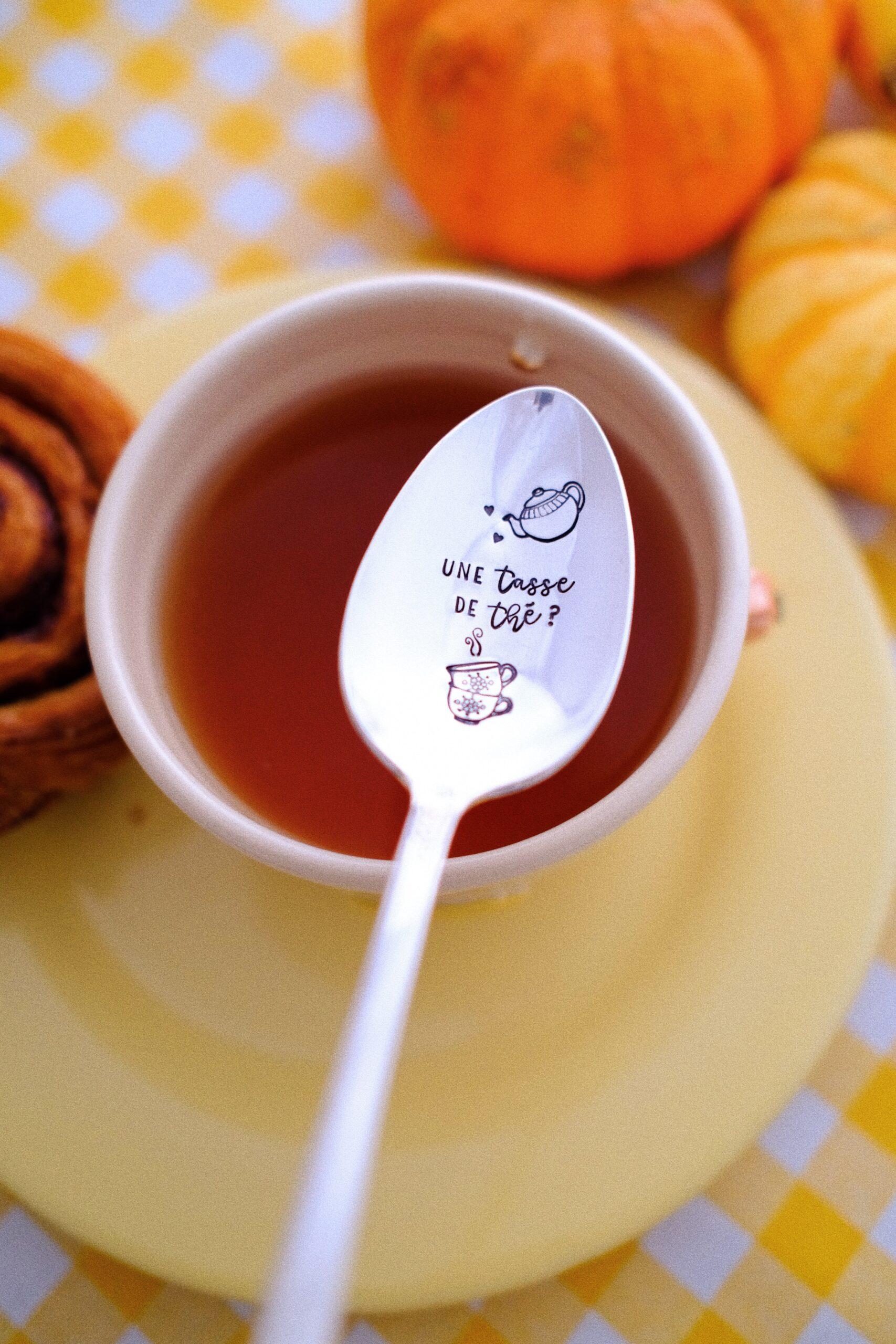 Cuillère gravée vintage :  une tasse de thé ?