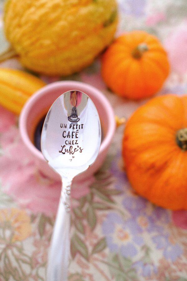 Cuillère gravée vintage : un petit café chez Luke's