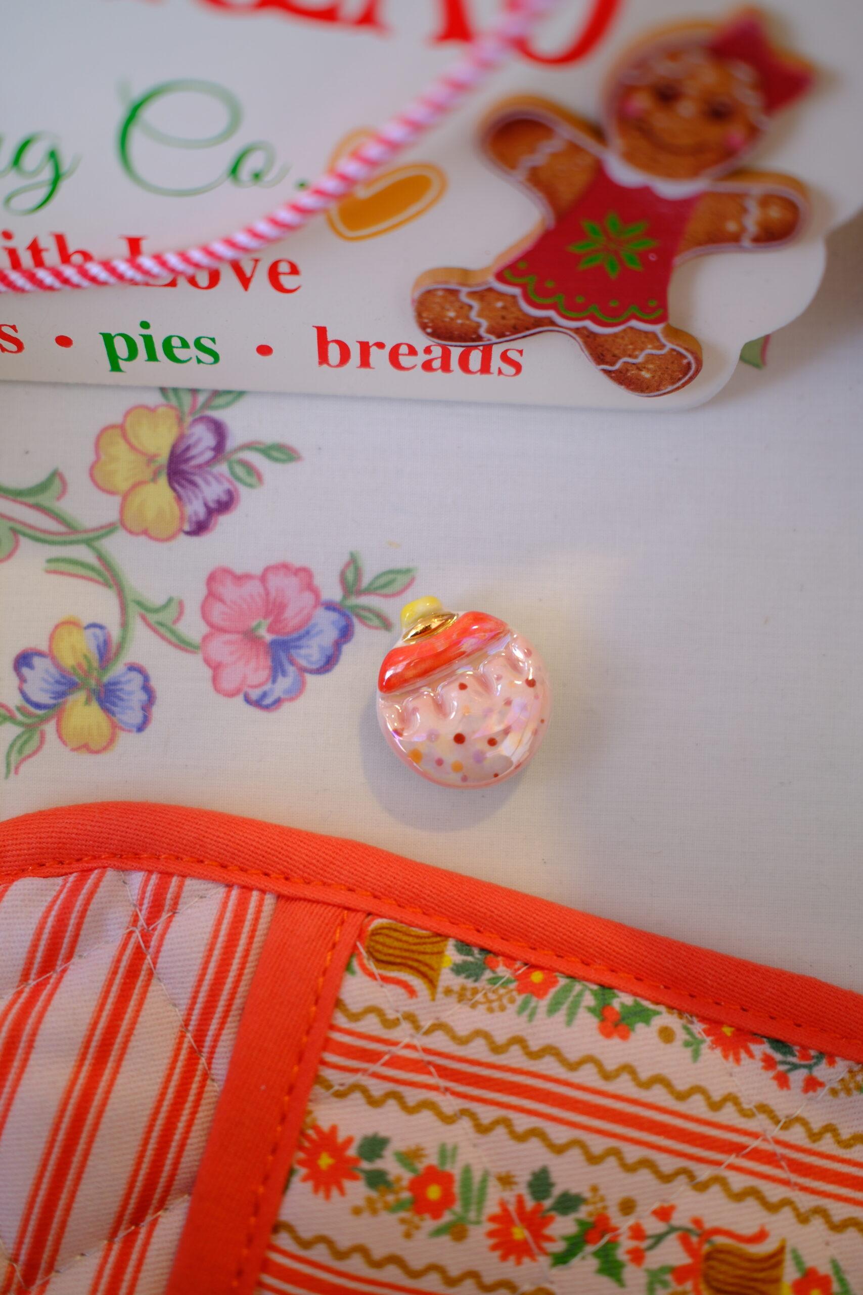 Magnet boule de Noël rouge rose et or